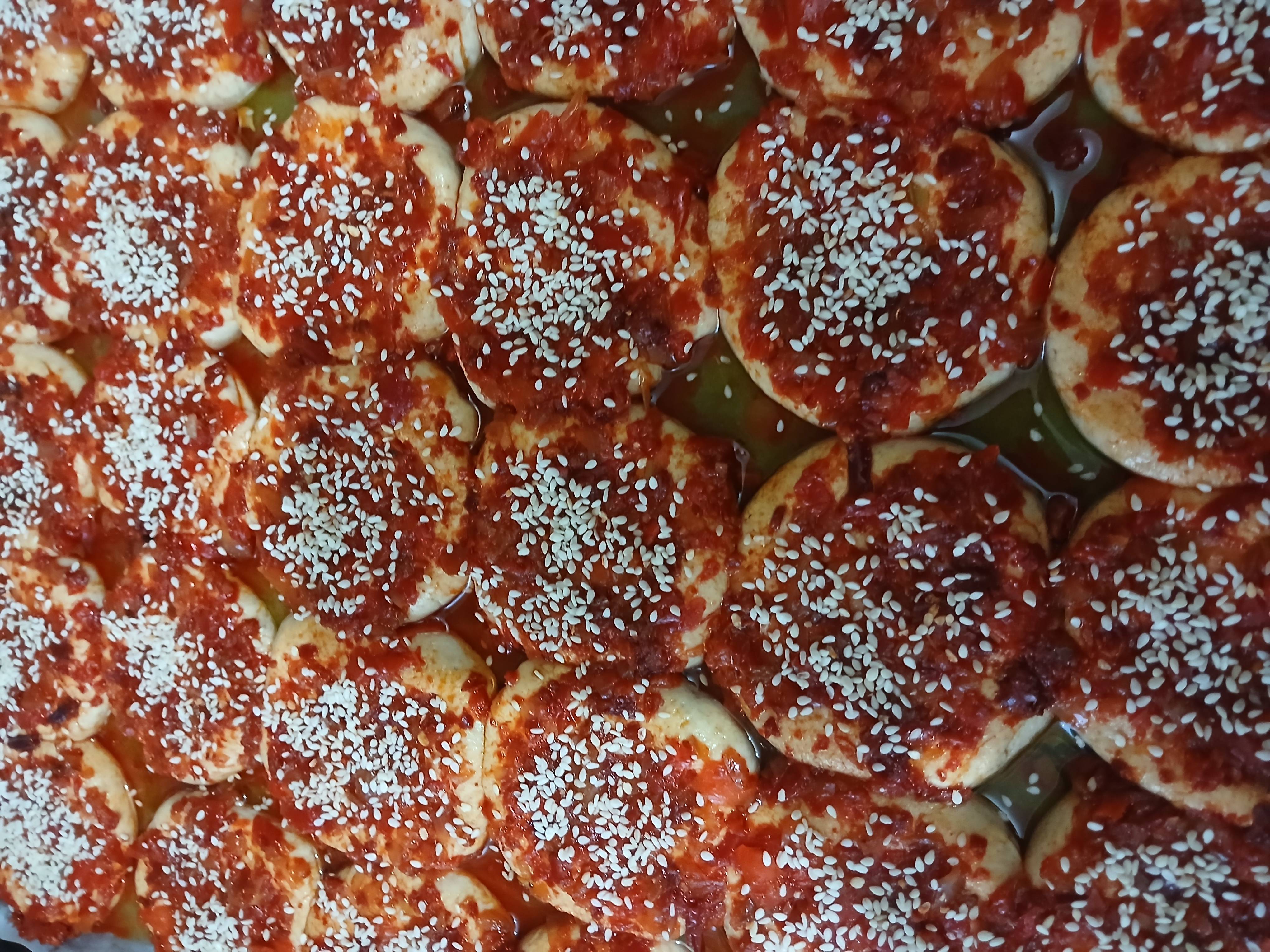 şambali tatlısı , çiğköfte,biberli ekmek